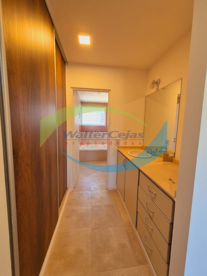 Venta de Casa con departamento en Ostende