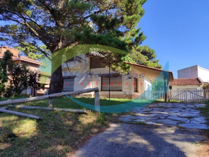 CASA A REFACCIONAR - ZONA CENTRO - SOBRE LOTE MULTIFAMILIAR / HOTELERO