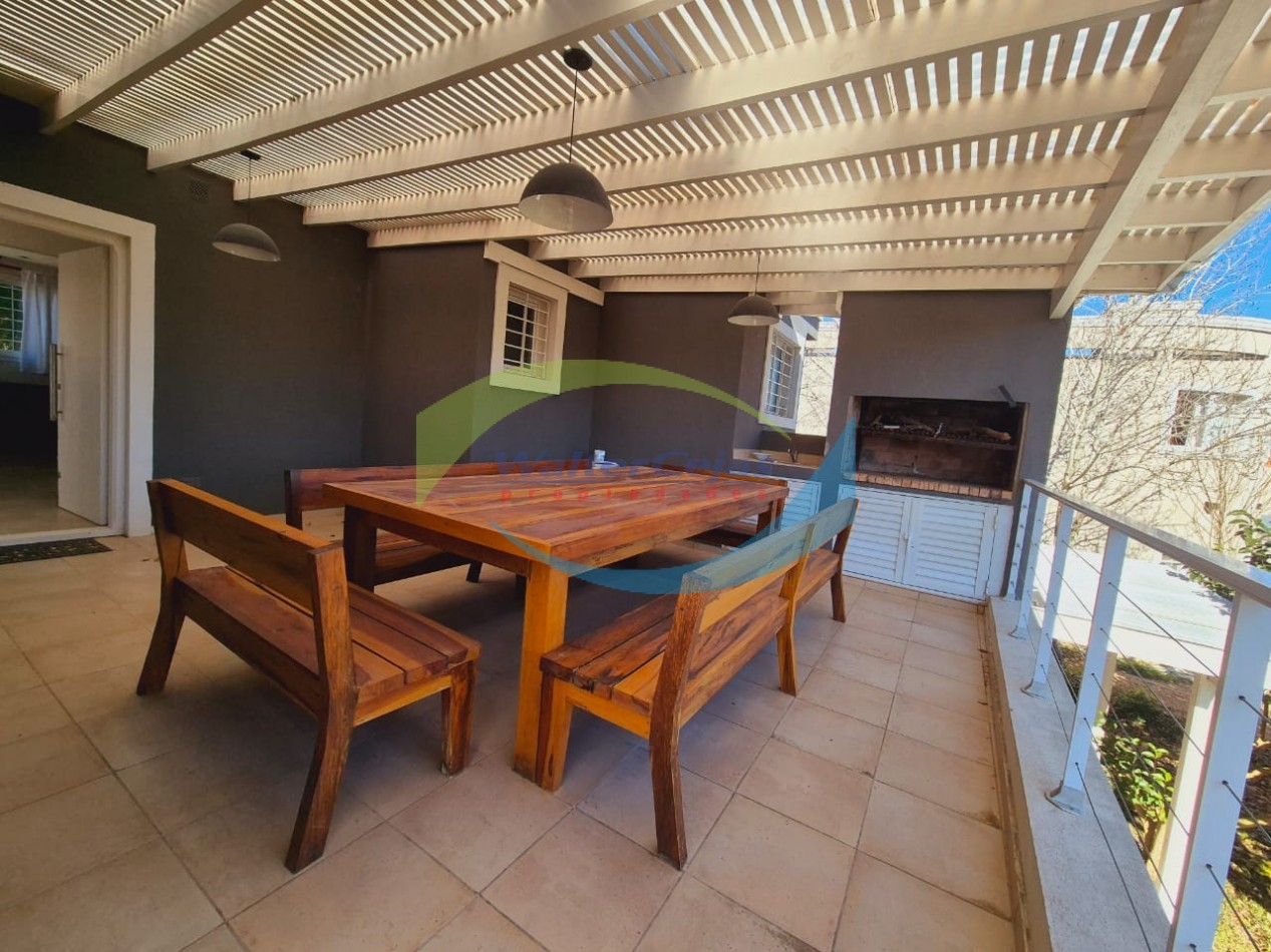 Venta de Casa con departamento en Ostende