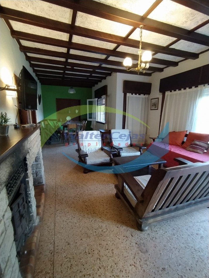 CHALET 4 AMBIENTES C/ 2 GARAGE EN ZONA CENTRICA