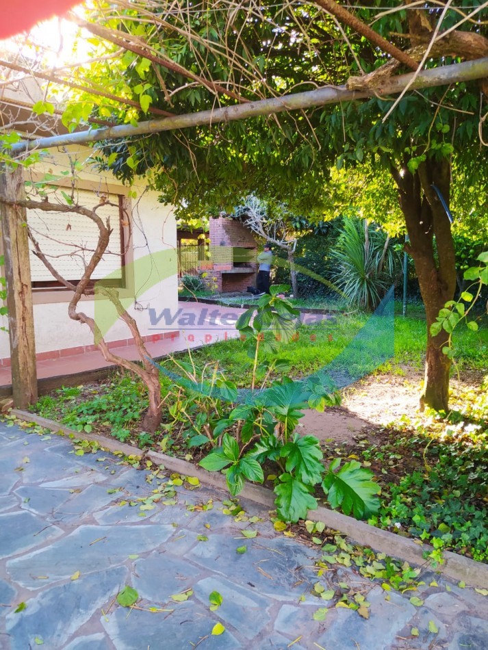 Casa 4 ambientes en Barrio la Carmencita 
