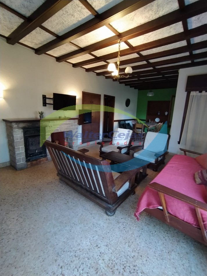 CHALET 4 AMBIENTES C/ 2 GARAGE EN ZONA CENTRICA